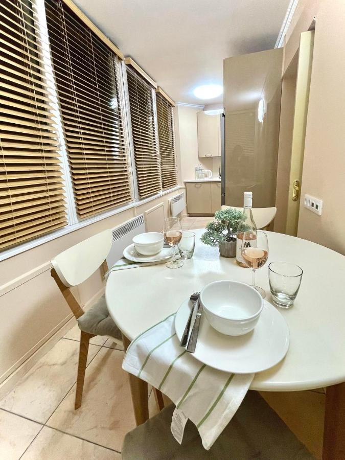 Great One Bed Right Near Opera House Apartment Kyiv Exterior photo